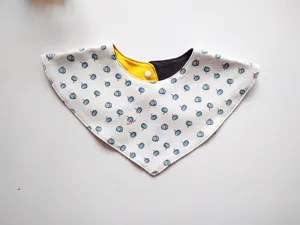Cute cotton baby triangle bib with lovely pumpkin print, snap button, soft and comfortable.
