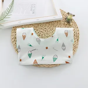 Bavoir carré pour bébé en coton avec joli imprimé parapluie crème glacée, doux et confortable.