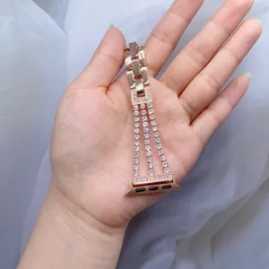 Roségoldenes Metall Strass Uhrenarmband kompatibel mit Apple Watch, elegantes Dreifachkettendesign.