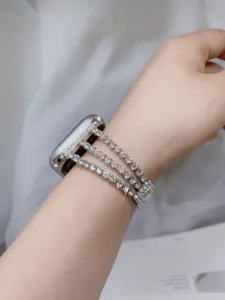 Silbernes Metall Strass 3-Ketten Uhrenarmband Detail, kompatibel mit Apple Watch Zubehör.