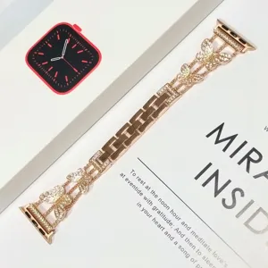 Vista detallada de la correa de reloj de mariposa de metal con diamantes de imitación de oro rosa.