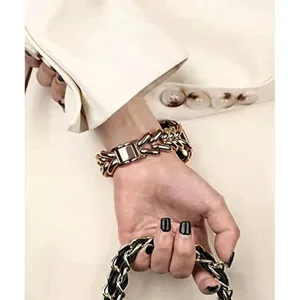 Detailansicht des Metallketten-Apple-Watch-Armbands, das exquisite Verarbeitung zeigt.
