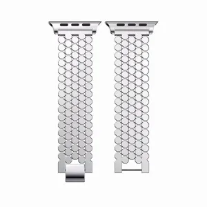 Dettaglio di cinturino orologio maglia esagonale in acciaio inox, maglie flessibili.