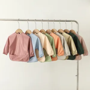 Babero impermeable manga larga bebé vista detallada, delantal de alimentación colorido.
