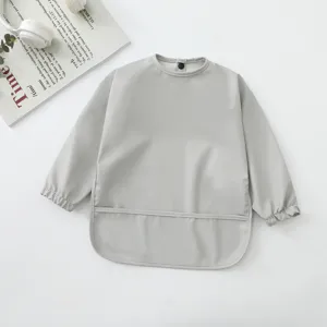 Babero impermeable para bebés manga larga gris diseño plano limpio y ordenado