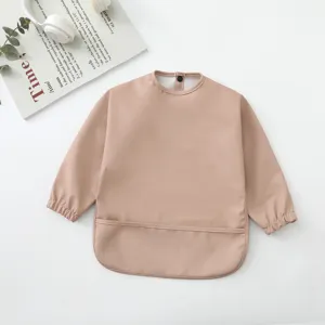 Babero impermeable de manga larga para bebé con bolsillo recogemigas, diseño liso para comer.
