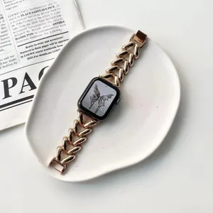 Detailaufnahme des roségoldenen Metallketten-Uhrenarmbands für Apple Watch auf weißem Teller.