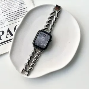 Detaillierte Nahaufnahme des Metallglied-Armbands für Apple Watch auf weißer Keramikschale.