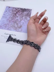 Zwarte roestvrijstalen diamant schakelband compatibel met Apple Watch, stijlvol metalen accessoire.