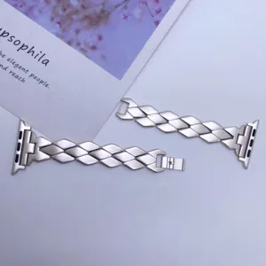 Detailopname van zilveren metalen ruitvormige schakelhorlogeband compatibel met apple watch.