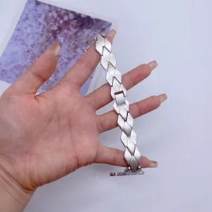 Detail van rvs ruit schakelband voor Apple Watch, stijlvolle geometrische vervangende band.