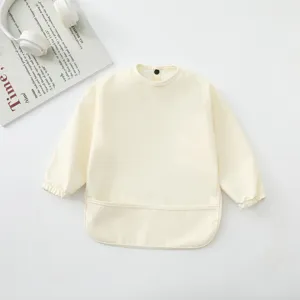 Babero de bebé de manga larga impermeable delantal de alimentación fondo blanco limpio