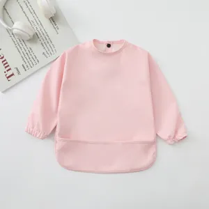 Babero impermeable de manga larga rosa para bebés, ideal para la hora de comer y jugar.