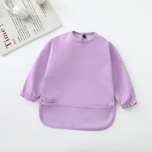 Vista detallada del babero impermeable de manga larga para bebé en morado claro con bolsillo.