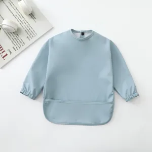 Practico babero delantal impermeable de manga larga para bebé en bonito azul claro