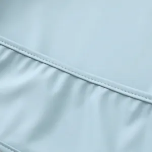 Primer plano de tela impermeable azul claro con detalles de costuras limpias para babero