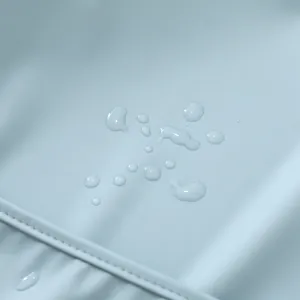 Vista detallada del babero impermeable para bebés, tela de calidad que muestra gran resistencia.