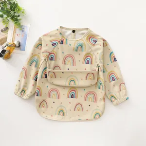Wasserdichter langärmliger Baby Lätzchen mit Regenbogen Sternen und Krümelfänger zum Füttern.