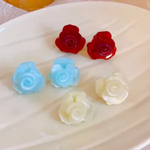 Detailaufnahme von mehrschichtigen Rosenblüten-Ohrringen im frischen und süßen Design.