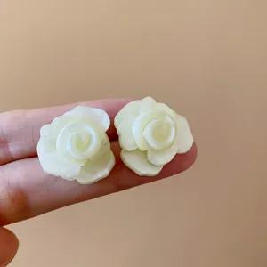 Nahaufnahme Detail mehrschichtige weisse Rosenblüten Ohrringe, elegantes Blumen Schmuckstück.
