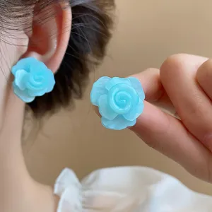 Hellblaue Harz Blume Ohrringe süße Blumen Ohrstecker für Damen eleganter Modeschmuck