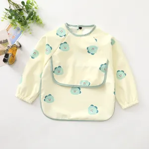 Wasserdichter Baby Langarm Latz mit niedlichem Wolkenprint, ideal für sauberes Füttern.
