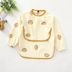 Detailansicht des wasserdichten Baby Langarm Lätzchens mit süßem Tiger Motiv Design.