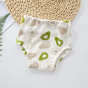 Détail de culotte d'apprentissage pour bébé en coton motif avocat, respirante et lavable.