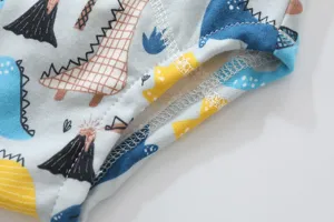 Vue détaillée de culottes d'apprentissage pour bébé en coton respirant avec joli imprimé dinosaure.