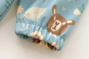 Süßer wasserdichter Baby Esslatz mit Langarm Bündchen Detail und schönem Bärenprint.