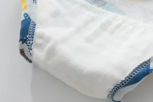 Gros plan sur les détails du slip d'apprentissage en douce gaze de coton respirante.