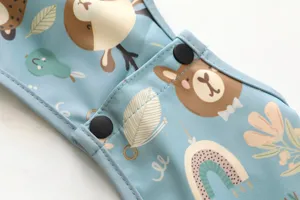 Wasserdichter Baby-Kittel Langarm Detail mit süßem Cartoon-Bärendruck und Druckknöpfen.