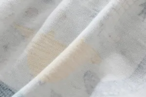 Gros plan sur le tissu de culottes d'apprentissage souples et respirantes avec motif mignon.