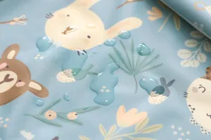 Wasserdichte Babylätzchen Detailansicht mit weichem PU Stoff und süßem Tierprint Design.