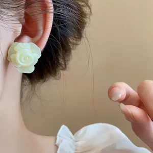 Schicke mehrschichtige Rosenblüten-Ohrstecker, elegantes Design für Damen und den Alltag.