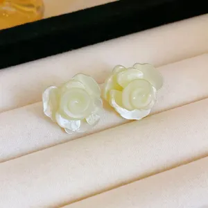 Detailansicht der mehrschichtigen Rosenohrringe, frischer Stil, elegante Ohrstecker.