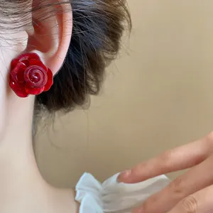 Rote Rosen Harz Blumen Ohrstecker für Damen, elegante tägliche Mode Schmuck Accessoire