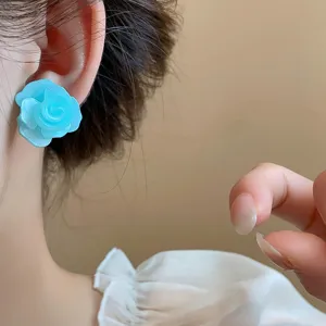 Detailansicht blauer Rosen Ohrstecker, mehrschichtiges Blumen-Design für elegante Alltagslooks.