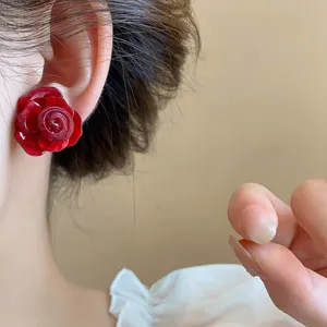 Rote Rosenblüten Ohrstecker Nahaufnahme Detailansicht mit feinem Blütenblatt Design elegant.