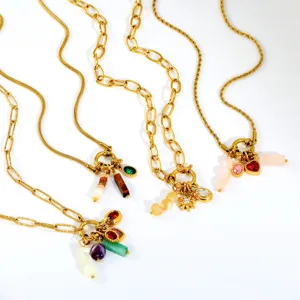 Edelstahl Gold Halsketten Detail mit bunten Edelstein Anhängern für DIY Schmuckherstellung.