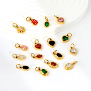 Edelstahlanhaenger Detailansicht mit bunten Steinen und Emaillierten Herzen und Blueten Charms.