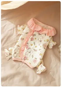 Pijama para perro estilo princesa lindo con volantes rosa y estampado de oso floral.
