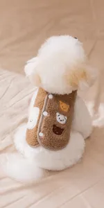 Vue détaillée du gilet polaire marron pour animaux avec broderie d'ours pour petits chiens.
