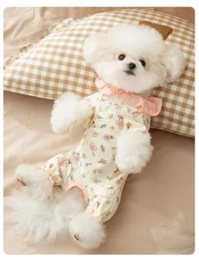 Vista detallada de lindos pijamas para perros, mameluco floral para mascotas estilo princesa.