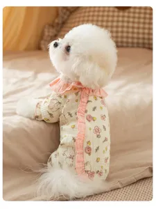 Detalle de pijama para mascotas floral, cuello con volantes y tela suave para perros pequeños.