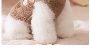 Détail de gilet polaire pour animal, tissu marron doux avec un joli design de visage d'ours.
