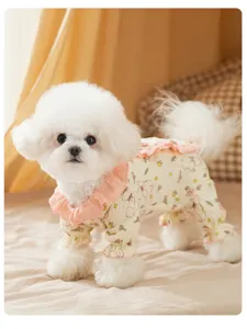 Lindo detalle de mono para perro con flores, gasa doble con cuello de volantes rosas.