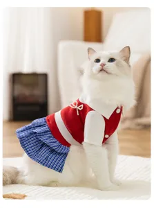 Detailansicht der niedlichen Haustierkleidung im College-Stil mit kariertem Rock für Katzen.