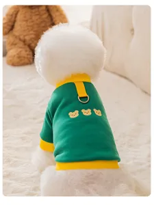 Detailweergave van de groene fleece trui voor huisdieren met schattige beren en D-ring.