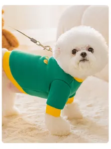 Groene honden hoodie met gele boord, schattig berendetail, warme huisdierenkleding voor honden.